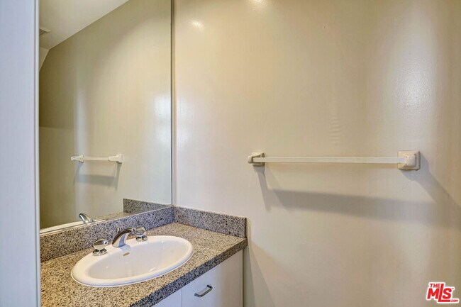 Building Photo - 811 21st St