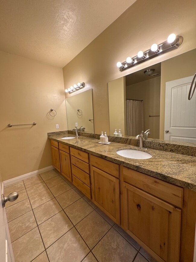 Building Photo - Beautiful 6 bedroom Single Family Home