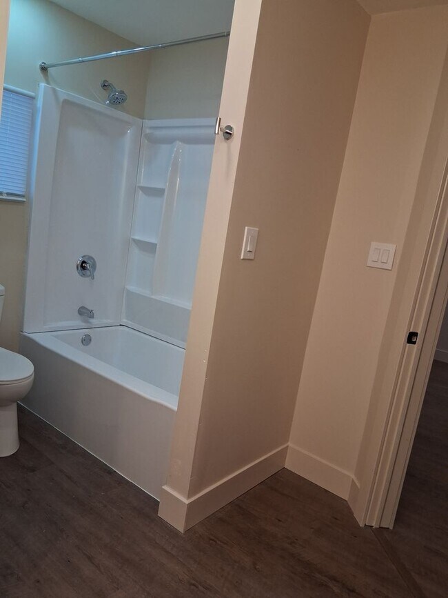 Building Photo - Quaint Newly-renovated Bungalow