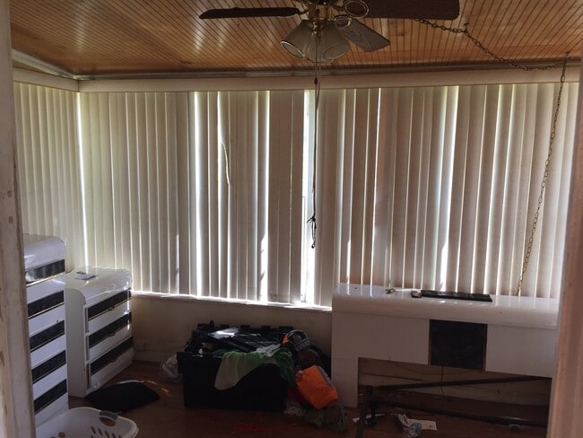 Building Photo - Amazing 3-1 house with fenced front and backyard !