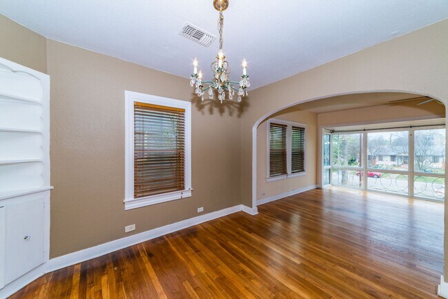 Building Photo - 2218 W Mistletoe Ave