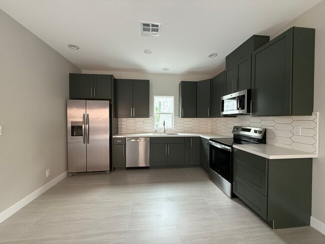 Building Photo - 323 S Kroeger St