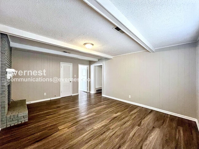 Building Photo - 3 Bed/2 Bath Home with Off Street Parking ...