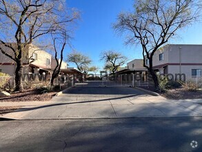 Building Photo - Two Bedroom in Oak Flower Neighborhood