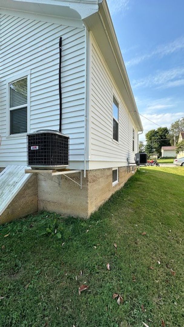 Building Photo - 815 Roberts St