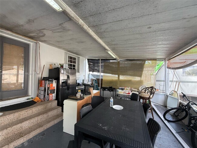 Building Photo - 571 E 59th St
