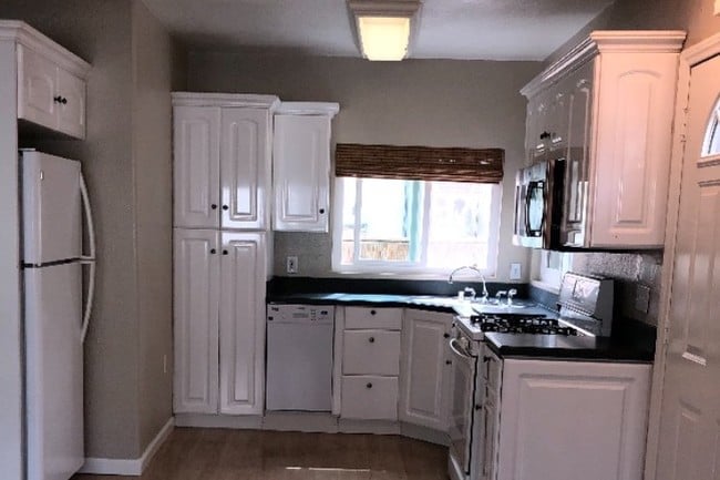 Kitchen - 3615 Vista Dr