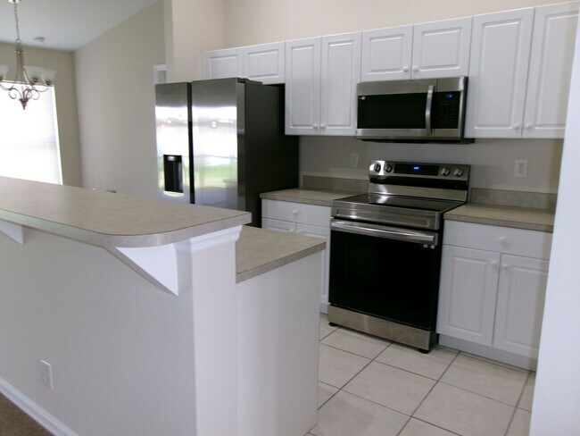 Building Photo - Convenient 3/2/2 to Pine Island and Del Prado