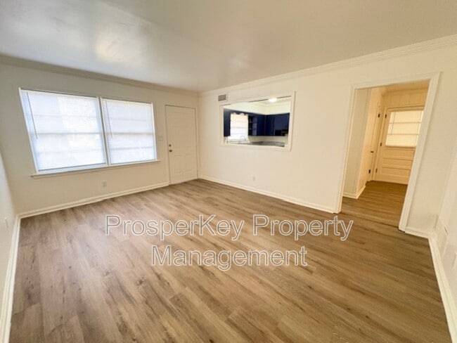 Building Photo - 2736 Chevy Chase Dr