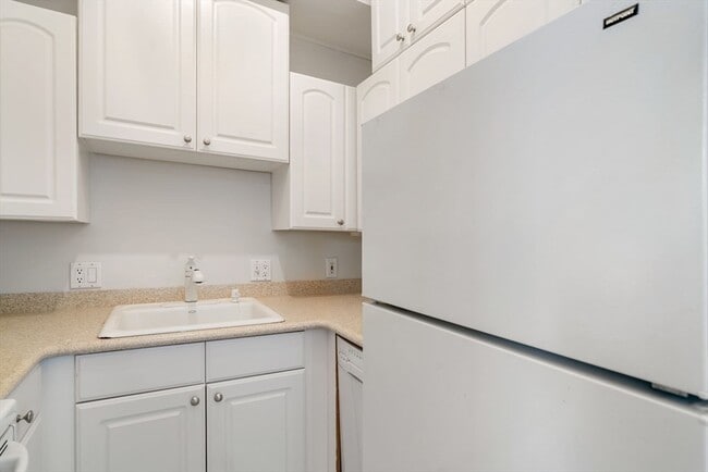 Building Photo - 17 Cazenove St