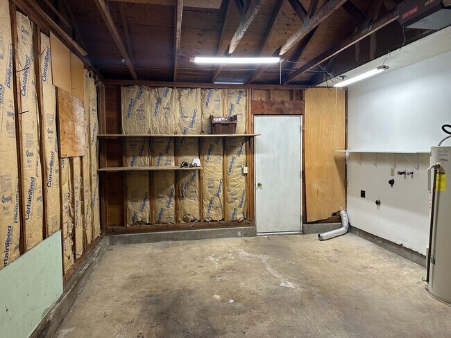 Building Photo - Nice 2 bedroom 1 bath duplex in Springfield!