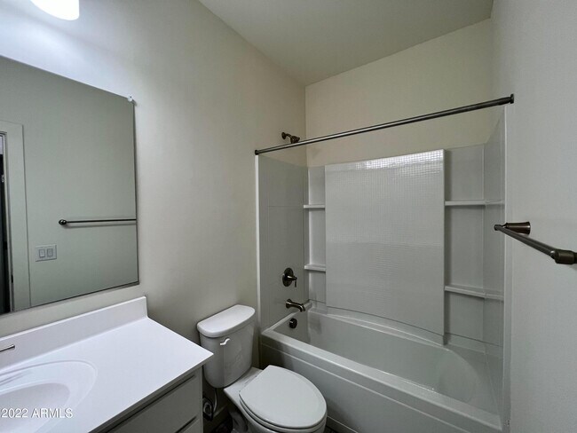 Building Photo - 729 E Diamond Dr