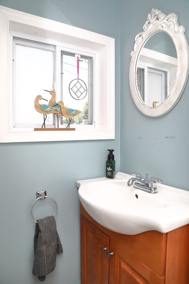 Building Photo - Adorable 5 Bed Single Family Home Near Uptown