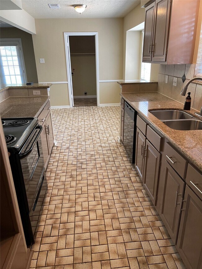 Building Photo - 10306 Twin Hills Ct