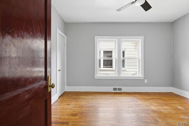 Building Photo - 122 Putnam St