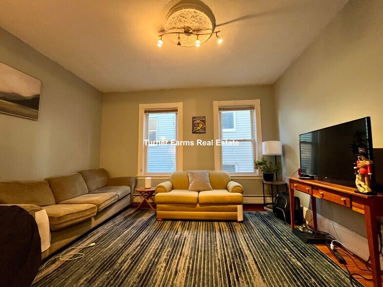 Building Photo - 12 Bucknam St