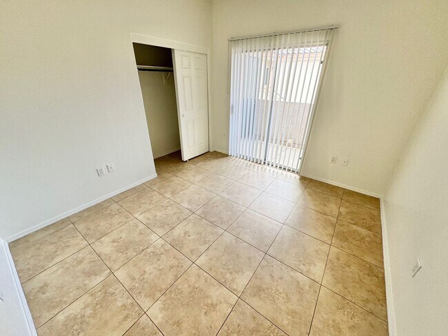 Building Photo - SPACIOUS 3 BEDROOM, 2 BATHROOM UPGRADED CO...