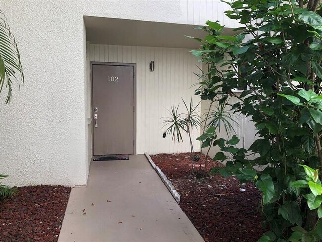 Building Photo - 20350 W Country Club Dr