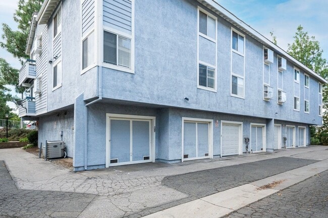 Building Photo - ADORABLE 3+2 CORNER UNIT & 2-CAR GARAGE!