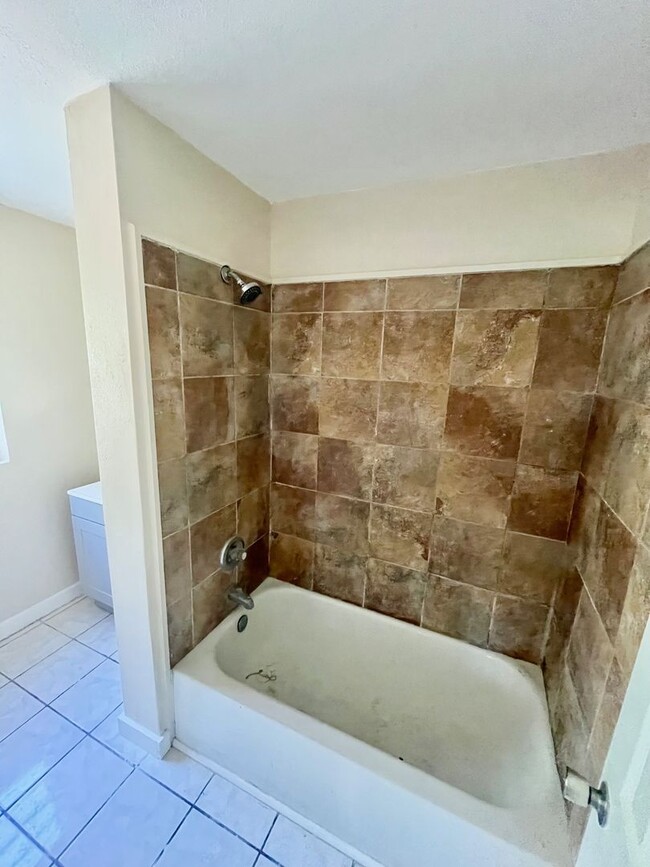 Building Photo - HUGE 3BR/1BA Dade City Home w/Large Bedrooms; NO APPLICATION FEE!!