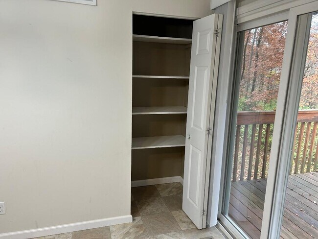 Building Photo - 619 Red Oak Ln