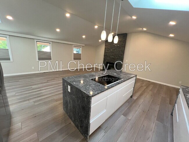 Building Photo - 3000 S Holly Pl