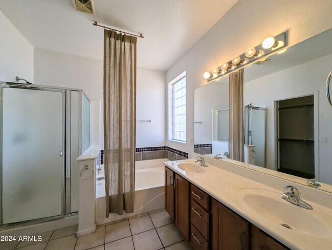 Building Photo - 1530 E Branham Ln