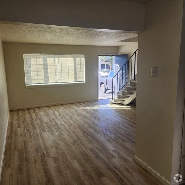 Building Photo - Town House Apartments