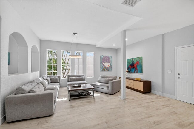 Building Photo - 1605 E Classical Blvd