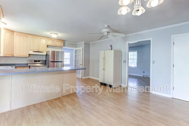 Building Photo - 5025 Pine Needles Dr