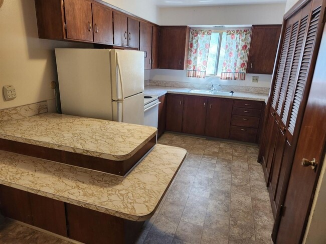Building Photo - Spacious 2 Bedroom Logan Apartment for Rent