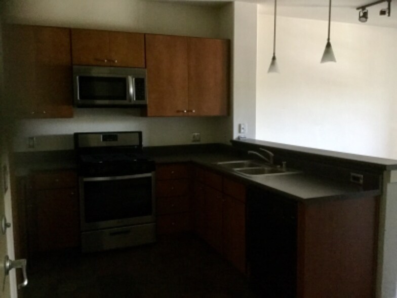 Building Photo - 24507 Town Center Dr