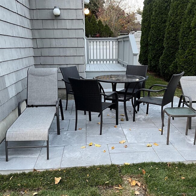 Building Photo - 20 Oldwood Rd S