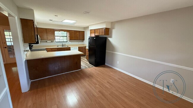 Building Photo - RATE DROP ALERT! (was $2000/month)
