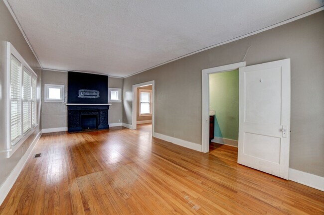 Building Photo - 2 Bed | 1.5 Bath in Midtown close to Utica Square & Cherry St!