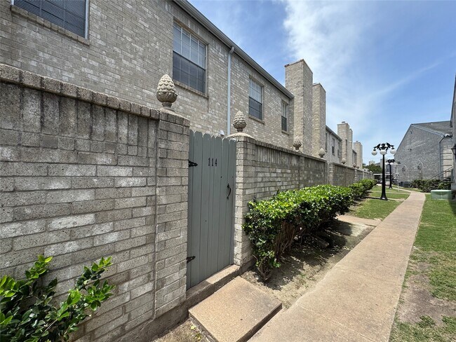 Building Photo - 6500 Sands Point Dr