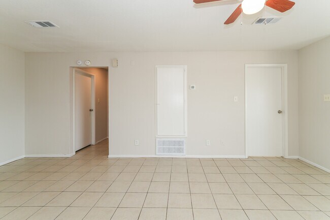 Building Photo - 4021 Briar Hollow Dr