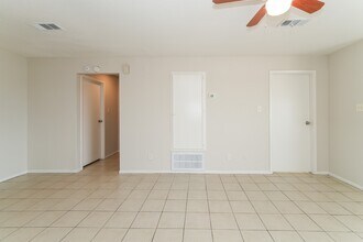 Building Photo - 4021 Briar Hollow Dr