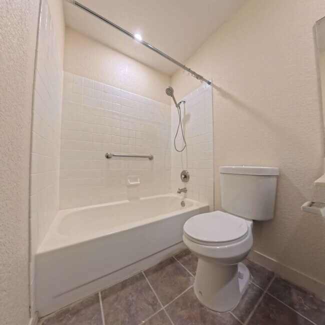 Building Photo - Beautiful 2 Bedroom 2 Bathroom Condo at The Lakes!