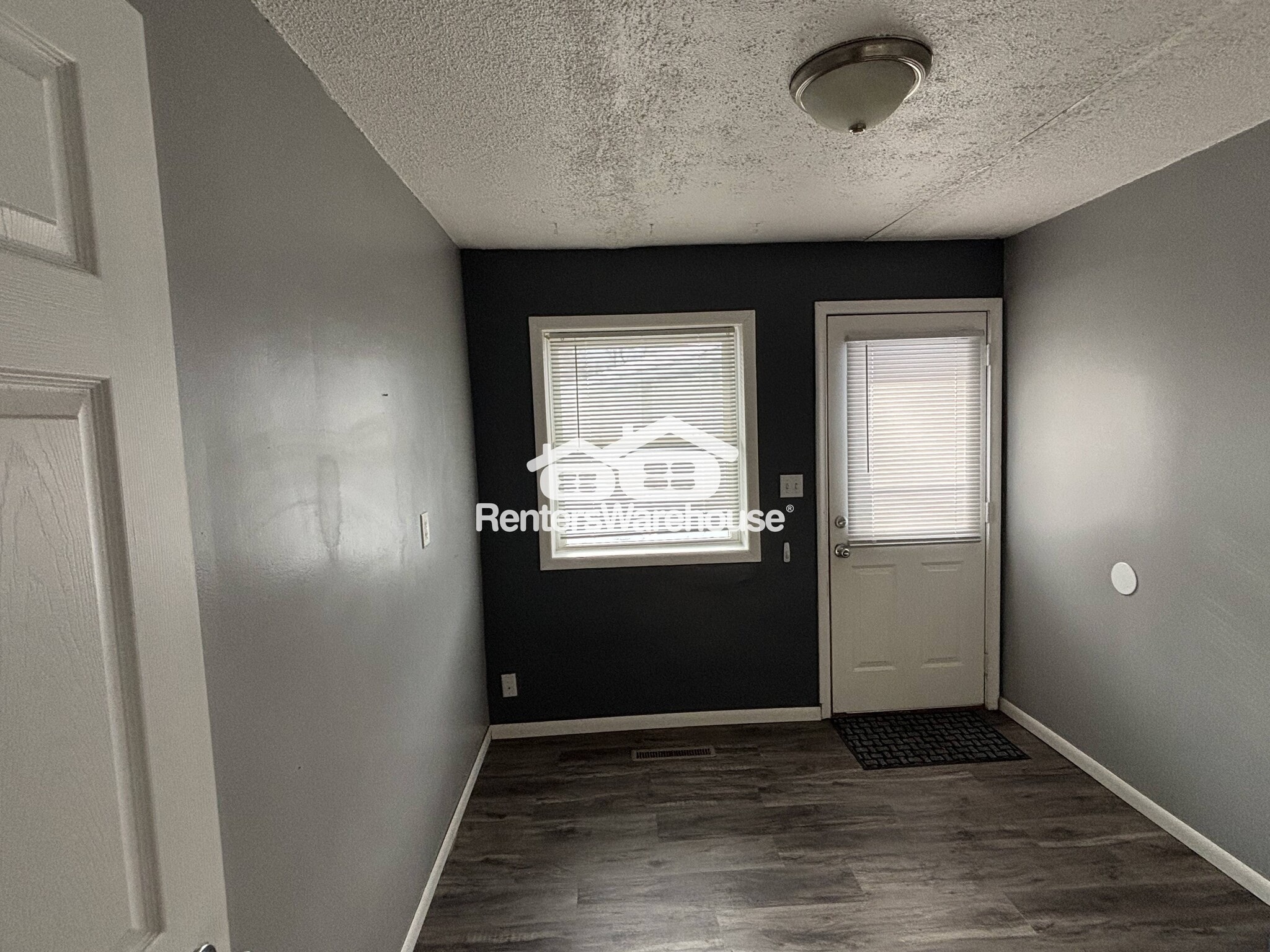 Building Photo - 9371 Country Dr