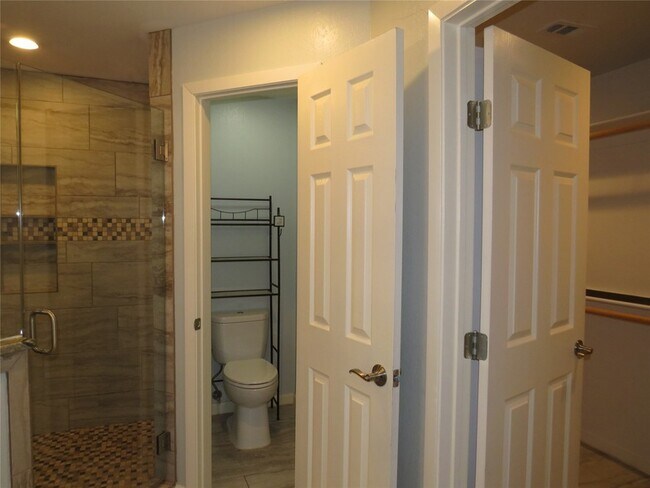 Building Photo - 1026 Thomas St