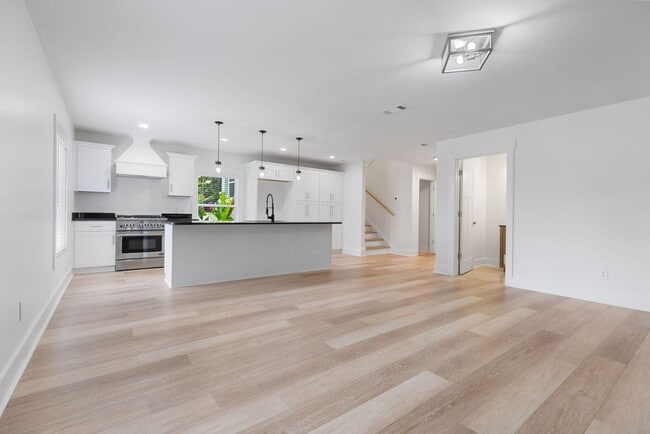 Building Photo - Four Bedroom Four Bath Home