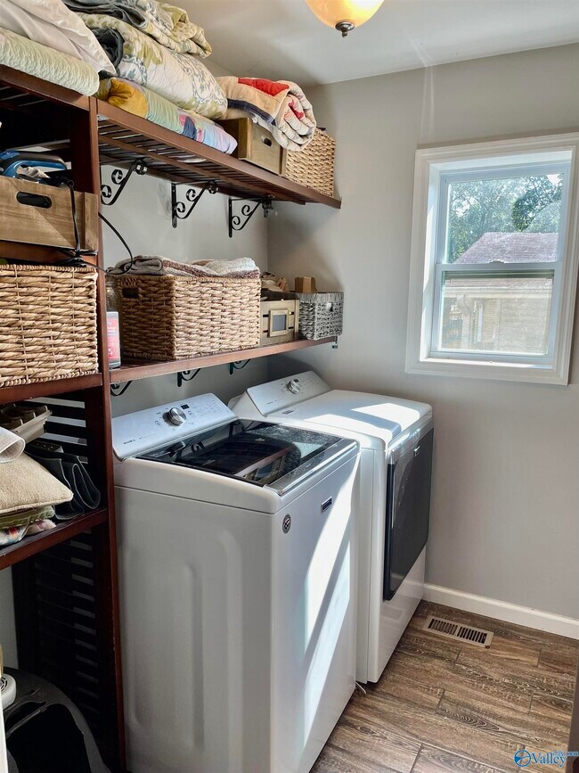 Building Photo - 2105 Hansel Ave SW