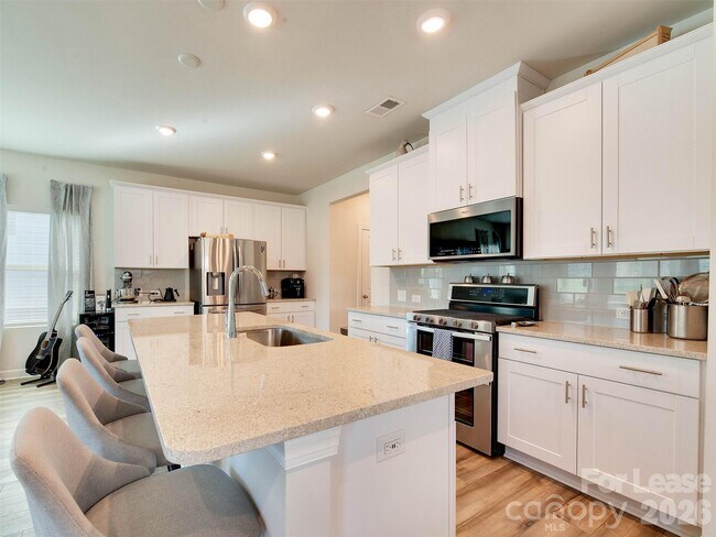 Building Photo - 4009 Woodland View Dr