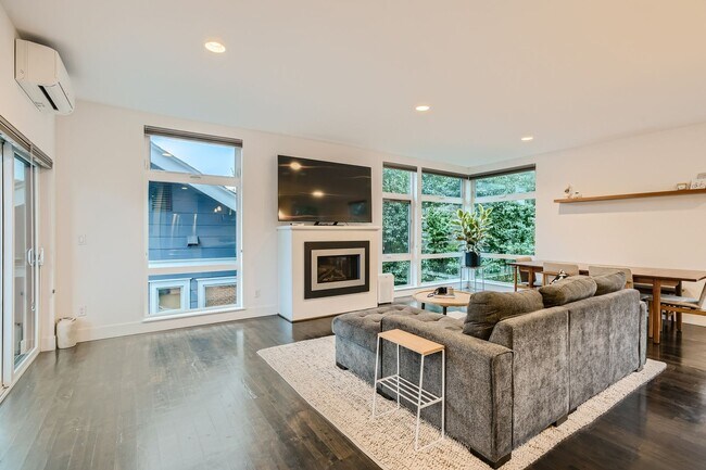 Building Photo - Queen Anne Home