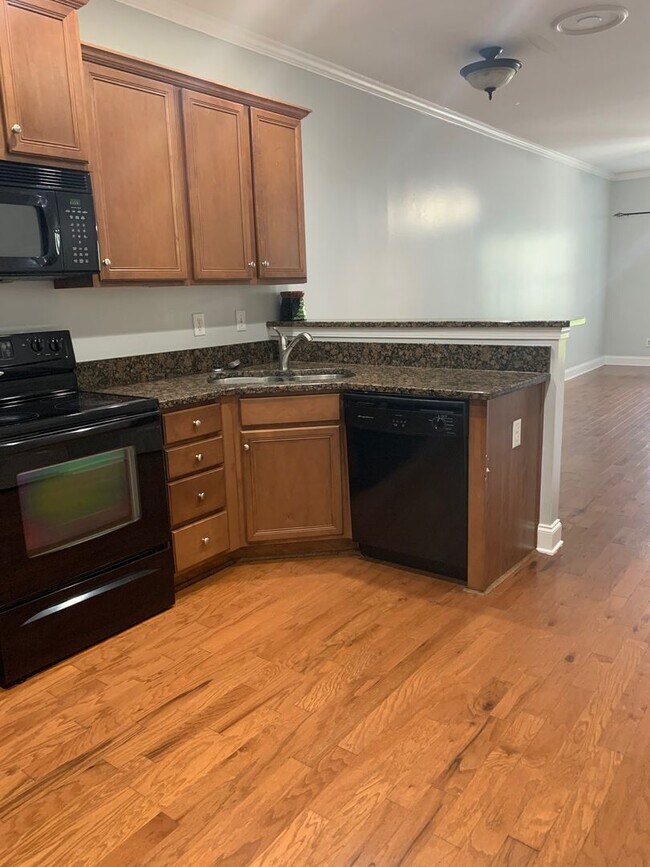 Building Photo - Lovely Eastside Townhome Condo Near Vet School- 3BR/3BATH!