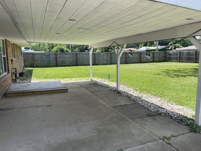 Building Photo - 1377 S Maple Ave