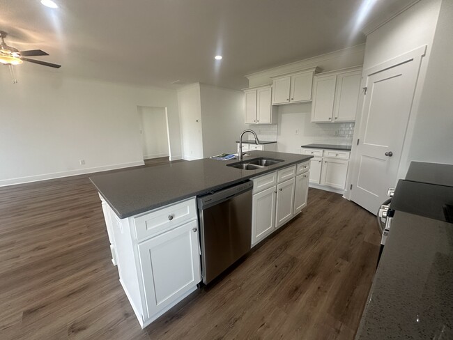 Building Photo - 1541 Lake Dr