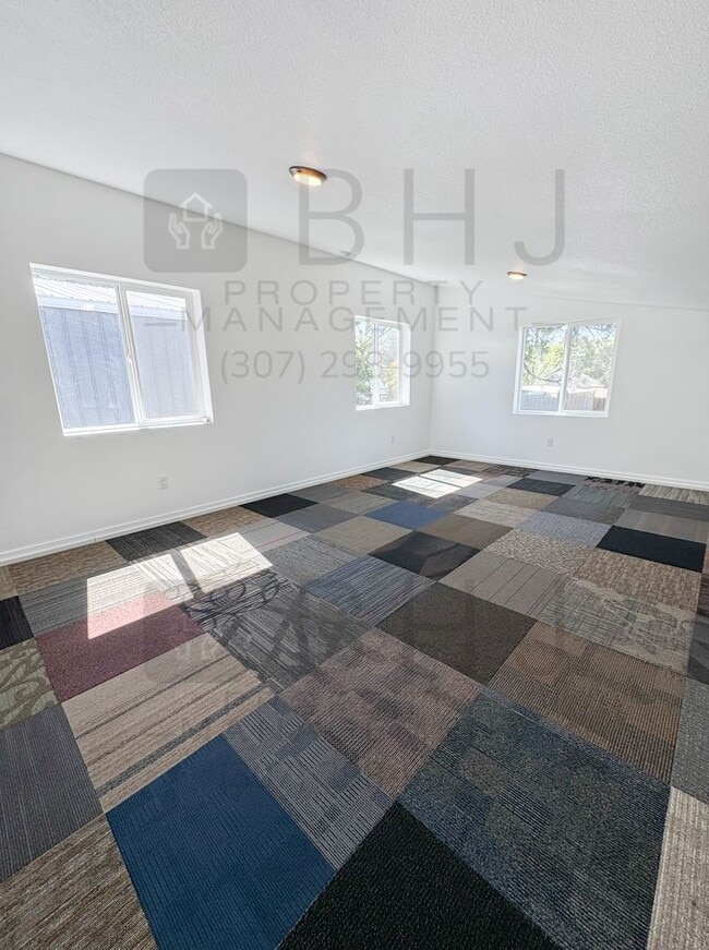 Building Photo - 520 Canby St