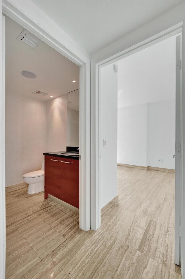 Building Photo - 101 S Fort Lauderdale Beach Blvd